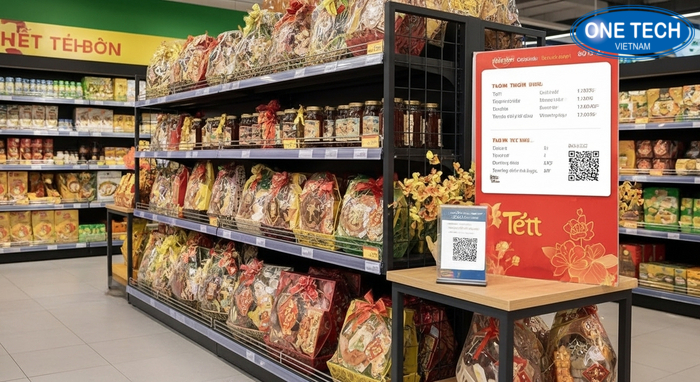 Bảng giá và QR code tại khu kệ trưng bày quà biếu Tết