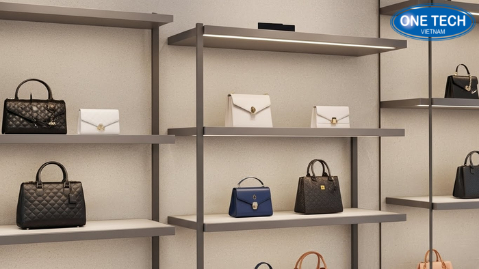 Before after khu vực trưng bày túi xách khi thêm đèn LED, sản phẩm nổi bật và sang hơn
