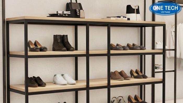 Kệ khung sắt mặt gỗ trưng bày giày sang trọng