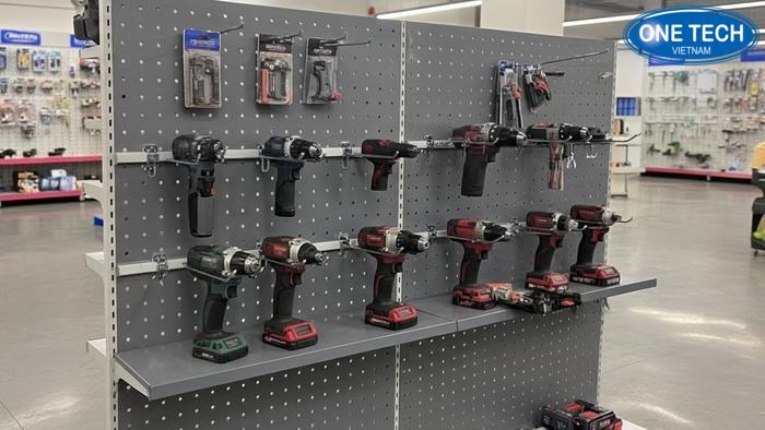 Mẫu kệ lưng tôn lỗ trưng bày máy móc cầm tay Kệ lưng tôn lỗ móc treo trưng bày máy khoan cầm tay chuyên nghiệp