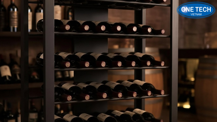 Loi thuong gap khi chon ke trung bay ruou Minh hoa loi thuong gap ke ruou qua sau thieu chan chai va khong chong lat