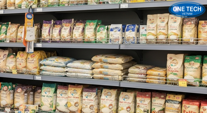 Cách xếp bao trên kệ trưng bày gạo an toàn Minh họa cách xếp bao gạo đúng: bao nặng tầng dưới, bao nhẹ tầng trên và hướng logo ra ngoài