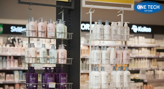 So sánh kệ treo dầu gội dây inox và kệ nhựa trong trưng bày cửa hàng