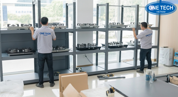 Thi công kệ trưng bày bếp gas Quá trình thi công lắp đặt kệ trưng bày bếp gas tại cửa hàng