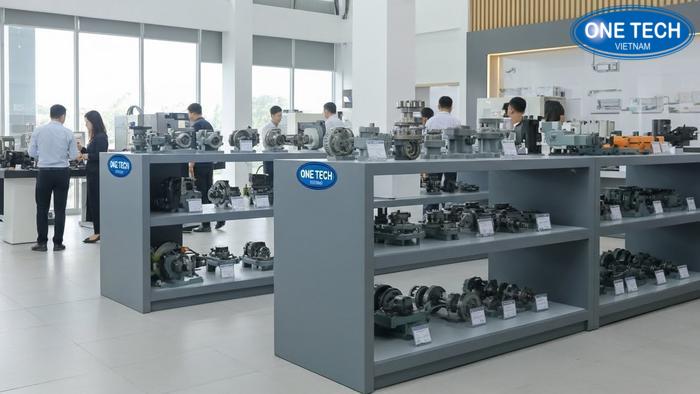 Tối ưu trải nghiệm khách hàng tại showroom máy móc Khách hàng trải nghiệm sản phẩm tại showroom máy móc được bố trí khoa học