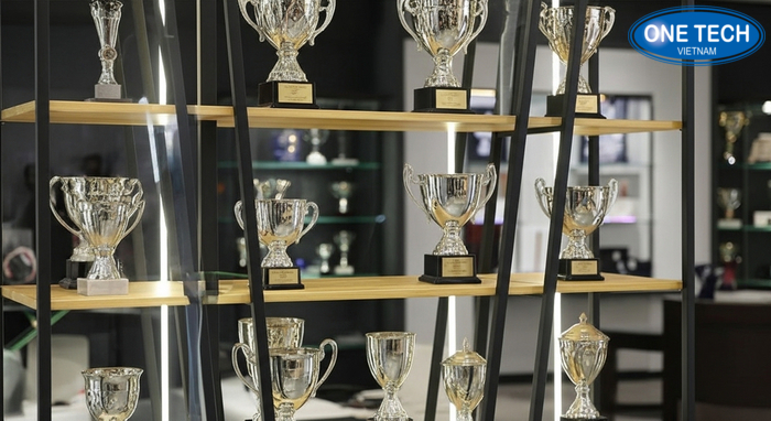 Kệ đa tầng kính cường lực đèn LED Kệ đa tầng kính cường lực tích hợp đèn LED làm nổi bật cúp