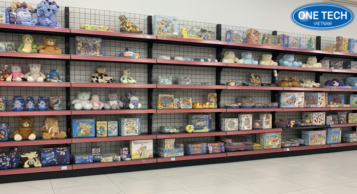 Kệ đa tầng áp tường cho shop đồ chơi tối ưu diện tích