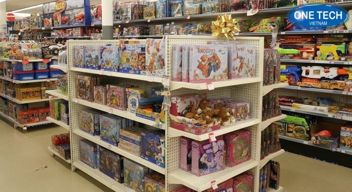 Kệ đa tầng trưng bày đồ chơi trẻ em trong cửa hàng, bố trí theo nhóm sản phẩm