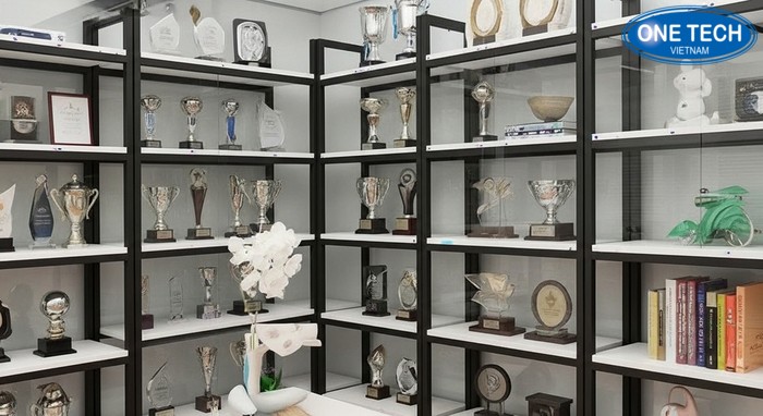 Kệ module gỗ kính trưng bày cúp Kệ module gỗ kính dễ mở rộng cho khu trưng bày cúp doanh nghiệp