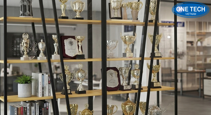 Kệ trưng bày cúp cho văn phòng và showroom Tủ kệ kính trưng bày cúp cao cấp trong văn phòng và showroom