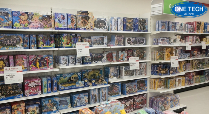 Bố trí kệ đồ chơi theo độ tuổi và nhóm sản phẩm, nhãn rõ ràng