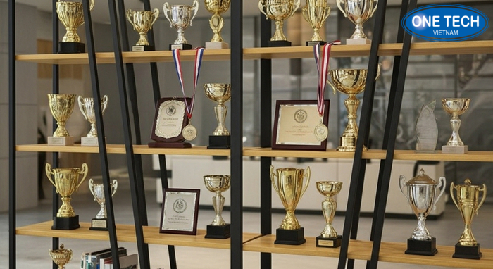 Tủ đa tầng tích hợp đèn LED trưng bày cúp Tủ đa tầng tích hợp đèn LED giúp cúp nổi bật hơn