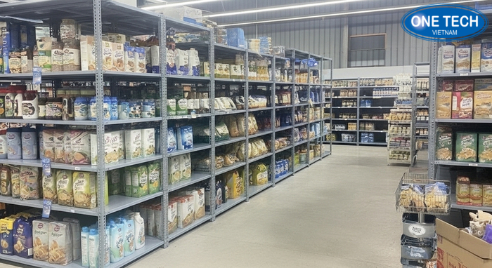 Kệ sắt siêu thị dùng làm dãy giữa lối đi trong cửa hàng tạp hóa