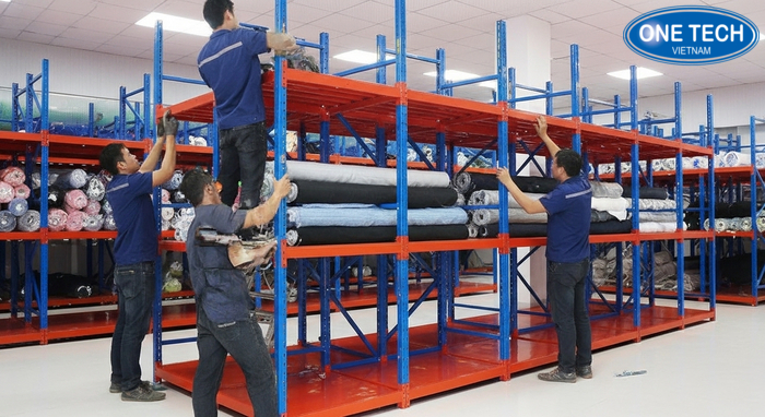 Thi công kệ trưng bày vải tại Đà Nẵng Hình ảnh thi công lắp đặt kệ trưng bày vải tại kho hoặc cửa hàng ở Đà Nẵng